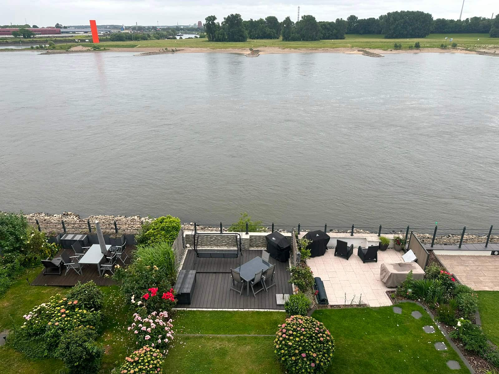 Gepflegter Garten mit grünem Rasen und modernem Haus